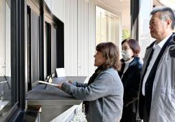 　カネカの高砂工場に申し入れをする「カネミ油症」認定患者の森田安子さん（左）ら＝２９日午前、兵庫県高砂市