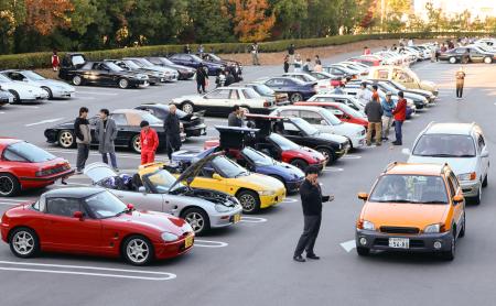 　トヨタ博物館の敷地内で開かれたイベントに全国から集まった旧車＝２９日午後、愛知県長久手市