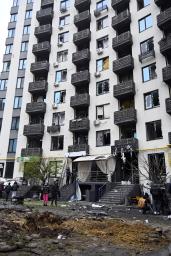 　ロシアの無人機攻撃による被害があった集合住宅＝２９日、ウクライナ首都キーウ近郊（共同）