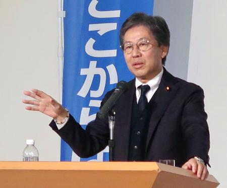 　講演する立憲民主党の安住幹事長＝３０日午後、埼玉県東松山市