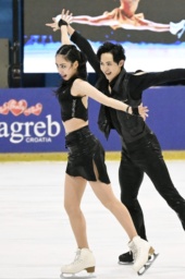 　アイスダンスＲＤ　演技する櫛田育良（左）、島田高志郎組＝ザグレブ（共同）