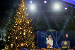 　ホワイトハウスのクリスマスツリー点灯式に参加するトランプ米大統領と妻メラニアさん＝４日、ワシントン（ロイター＝共同）