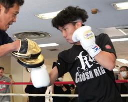　練習を公開したＷＢＡライトフライ級王者の高見亨介＝東京都新宿区の帝拳ジム