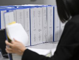 ２０２４年分の政治資金収支報告書をチェックする職員＝１１月、総務省