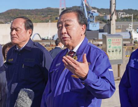 　大分市で記者団の取材に答える立憲民主党の野田代表（右）＝６日午前