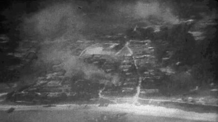 　１９４５年３月２３日、米軍機の空襲を受ける沖縄県渡嘉敷村の集落（豊の国宇佐市塾提供）