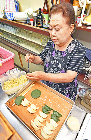 食物語 福島の円盤餃子 下 作りたての味で勝負 知名度が全国区に 食 物語 おいしい福島 福島民友新聞社 みんゆうnet