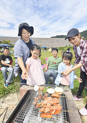 青空と炭火 バーベキュー 笑顔 福島 茂庭で秋の休日満喫 福島民友ニュース 福島民友新聞社 みんゆうnet