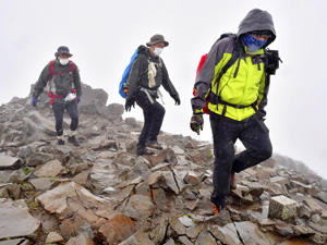 宝の山 磐梯山で山開き 登山者 天気は残念だったが大満足 福島民友ニュース 福島民友新聞社 みんゆうnet