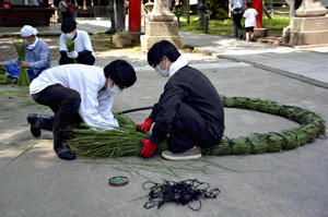 神事に備え 夏越大祓 茅の輪作り 会津若松 蚕養国神社 福島民友ニュース 福島民友新聞社 みんゆうnet